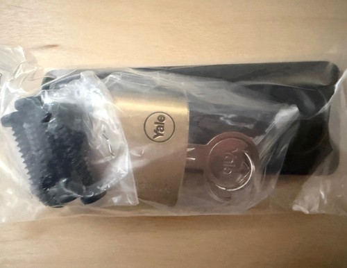 Yale hasp and brass padlock - ,